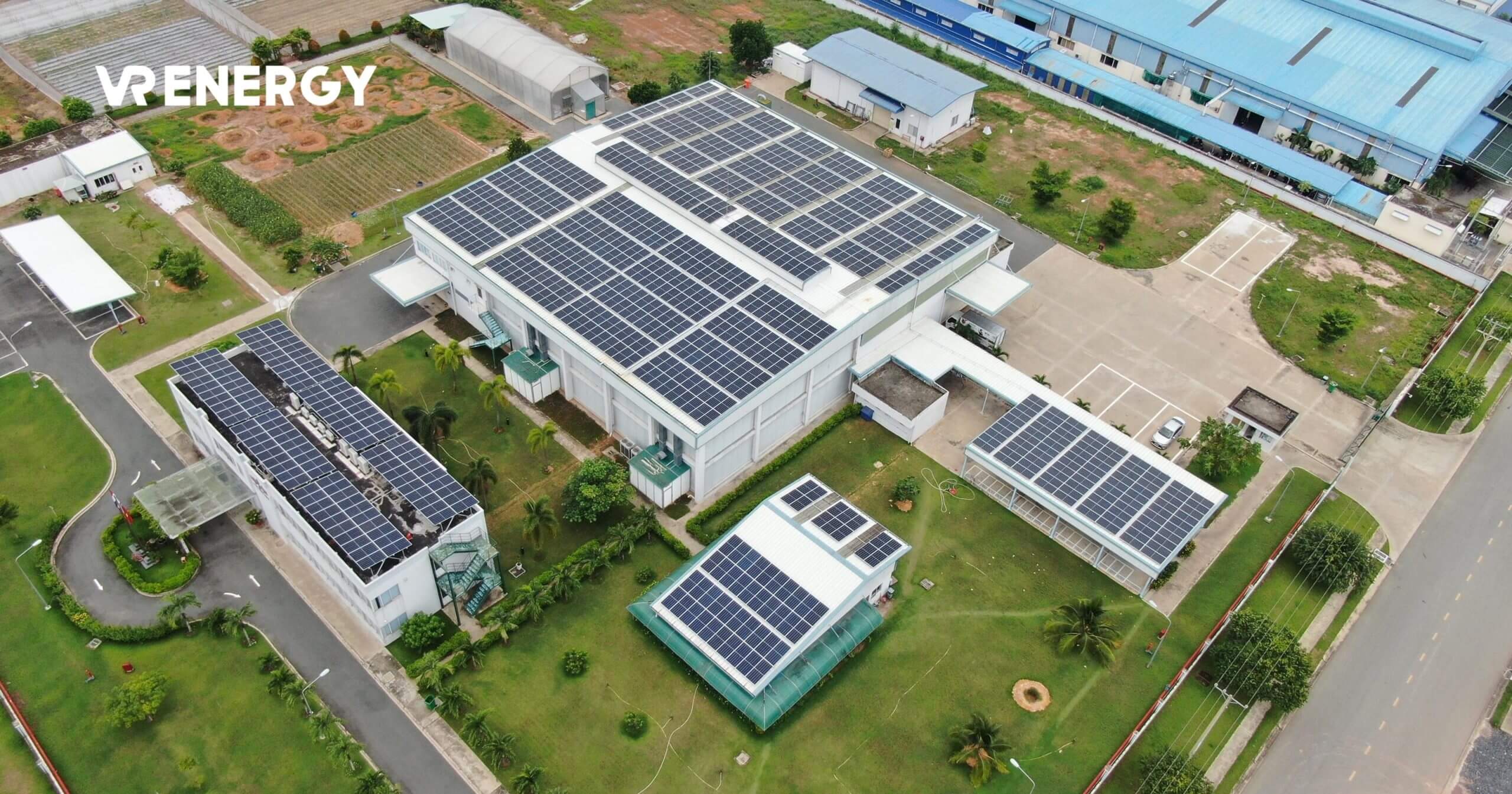 Lắp điện mặt trời áp mái cho nhà xưởng: Tiết kiệm chi phí, bảo vệ môi trường, nâng cao năng suất 7 mo hinh dien mat troi ap mai huong toi giam phat thai 1 min scaled