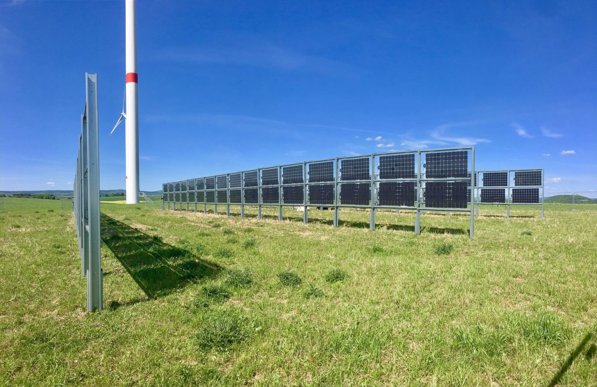 Công nghệ Bifacial: Cách tấm pin mặt trời hai mặt tạo ra nhiều điện năng hơn 6 cong nghe bifacial 2 min scaled