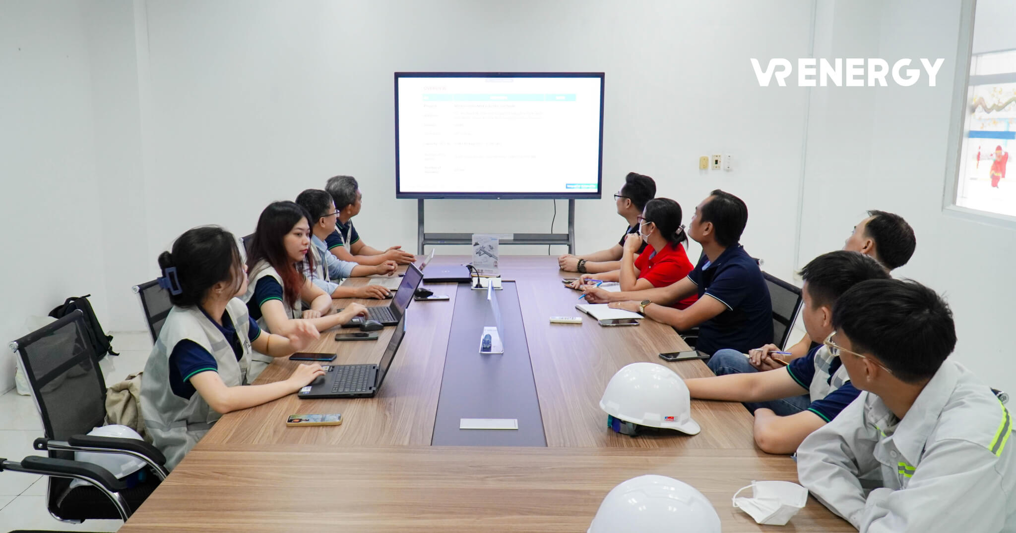 Giải Pháp Turnkey Cho Hệ Thống Điện Mặt Trời: Hướng Dẫn Toàn Diện 15 nhan vien vrenergy 5 10