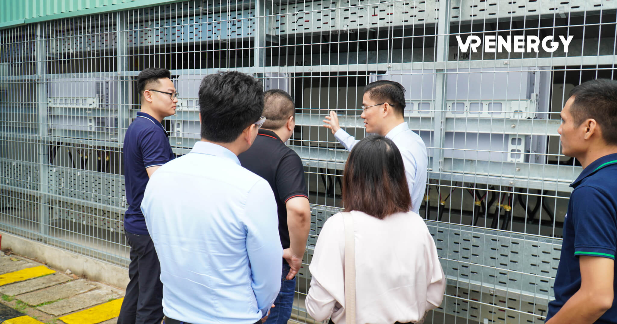 Giải Pháp Turnkey Cho Hệ Thống Điện Mặt Trời: Hướng Dẫn Toàn Diện 11 nhan vien vrenergy 5 6