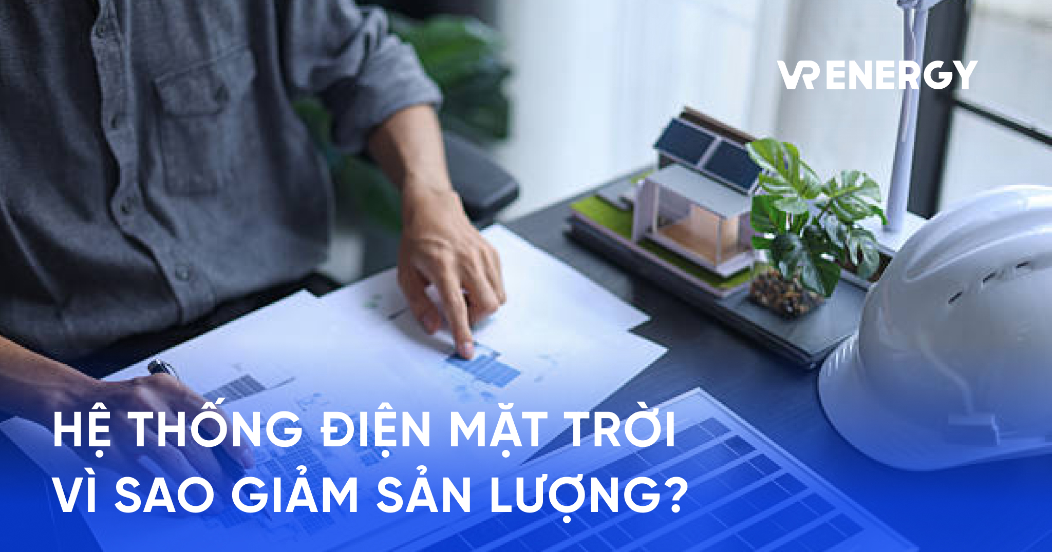 Kỹ thuật viên kiểm tra hệ thống điện mặt trời giảm sản lượng