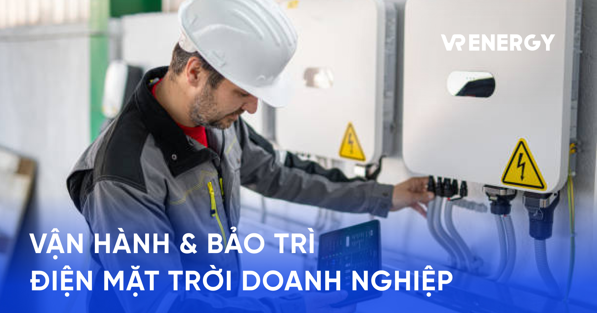Kỹ thuật viên kiểm tra inverter trong quy trình vận hành và bảo trì hệ thống điện mặt trời doanh nghiệp