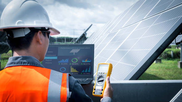 Performance Ratio là gì? Cách đánh giá hiệu suất hệ thống điện mặt trời 10 Kỹ thuật viên kiểm tra hiệu suất hệ thống điện mặt trời bằng thiết bị đo và dữ liệu giám sát