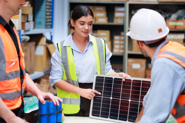Danh mục phụ tùng dự phòng cho hệ thống điện mặt trời doanh nghiệp 12 Nhân sự kiểm kê thiết bị và phụ tùng điện mặt trời tại kho kỹ thuật