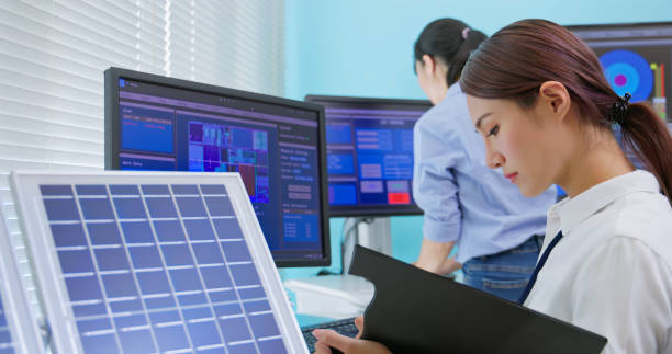 Nhân viên vận hành phân tích dữ liệu hệ thống điện mặt trời tại trung tâm giám sát