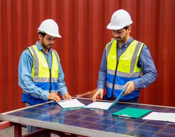 Kỹ thuật viên rà soát phạm vi công việc O&M bên cạnh hệ thống điện mặt trời
