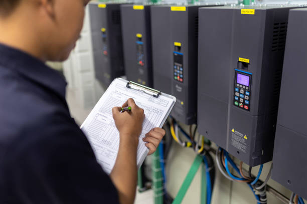 Kỹ thuật viên thực hiện checklist kiểm tra lỗi cách điện tại inverter