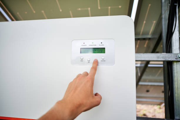Inverter giảm công suất do nhiệt độ: Dấu hiệu thermal derating và cách kiểm tra 9 Kỹ thuật viên kiểm tra thông số vận hành trên màn hình inverter điện mặt trời