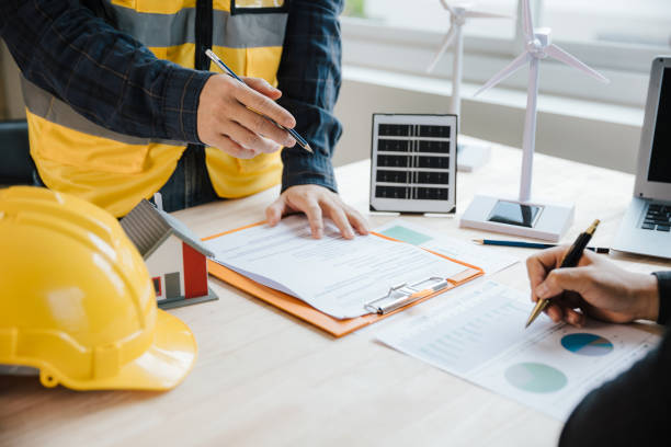 Đại diện các bên rà soát checklist hợp đồng O&M điện mặt trời trước khi ký