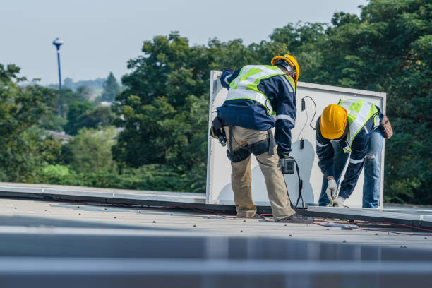 Kỹ thuật viên kiểm tra tổng thể hệ thống điện mặt trời áp mái