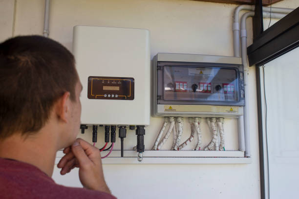 Inverter giảm công suất do nhiệt độ: Dấu hiệu thermal derating và cách kiểm tra 13 Nhân sự kiểm tra inverter và tủ điện của hệ thống điện mặt trời