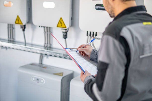 Inverter giảm công suất do nhiệt độ: Dấu hiệu thermal derating và cách kiểm tra 12 Kỹ thuật viên thực hiện checklist kiểm tra inverter trong hệ thống điện mặt trời