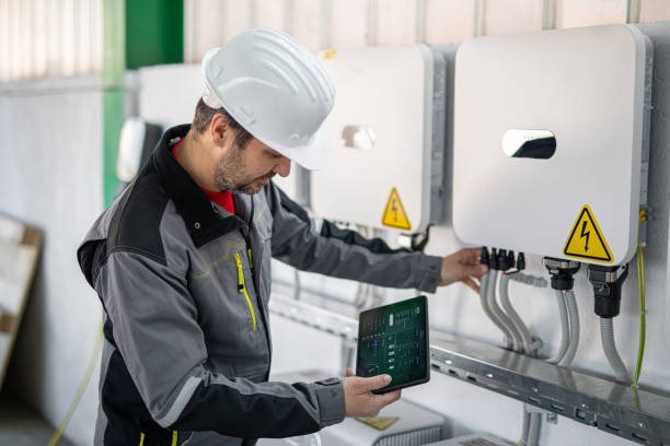 Kỹ thuật viên kiểm tra inverter và dữ liệu vận hành điện mặt trời