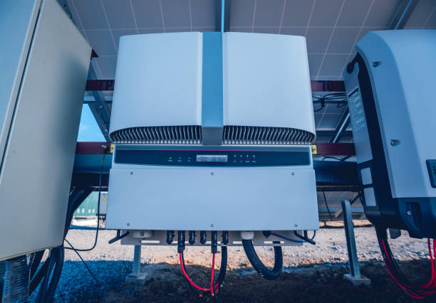 Inverter giảm công suất do nhiệt độ: Dấu hiệu thermal derating và cách kiểm tra 8 Inverter điện mặt trời được lắp đặt dưới dàn pin để hỗ trợ thông gió và tản nhiệt