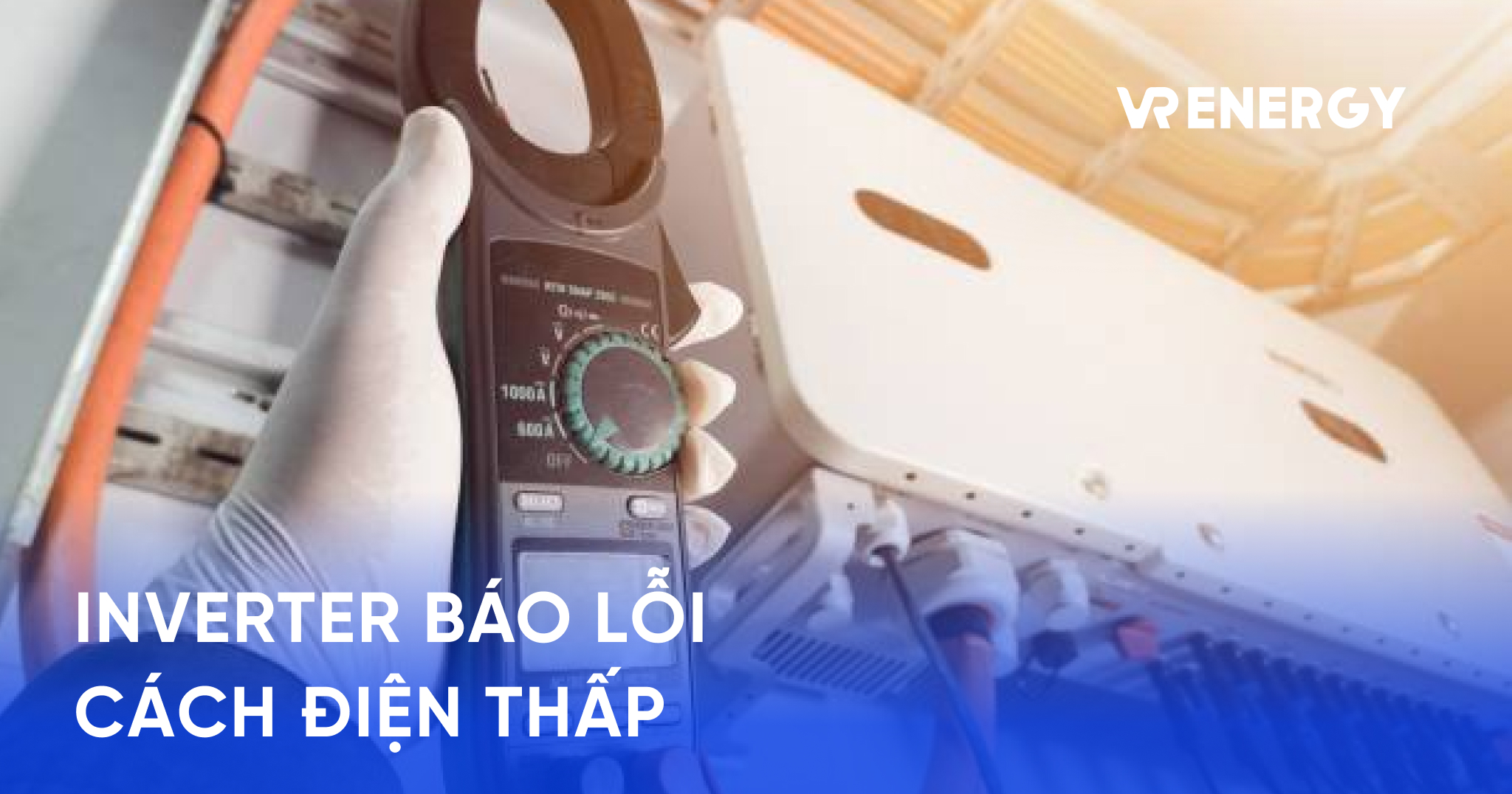Kỹ thuật viên kiểm tra inverter báo lỗi điện trở cách điện thấp