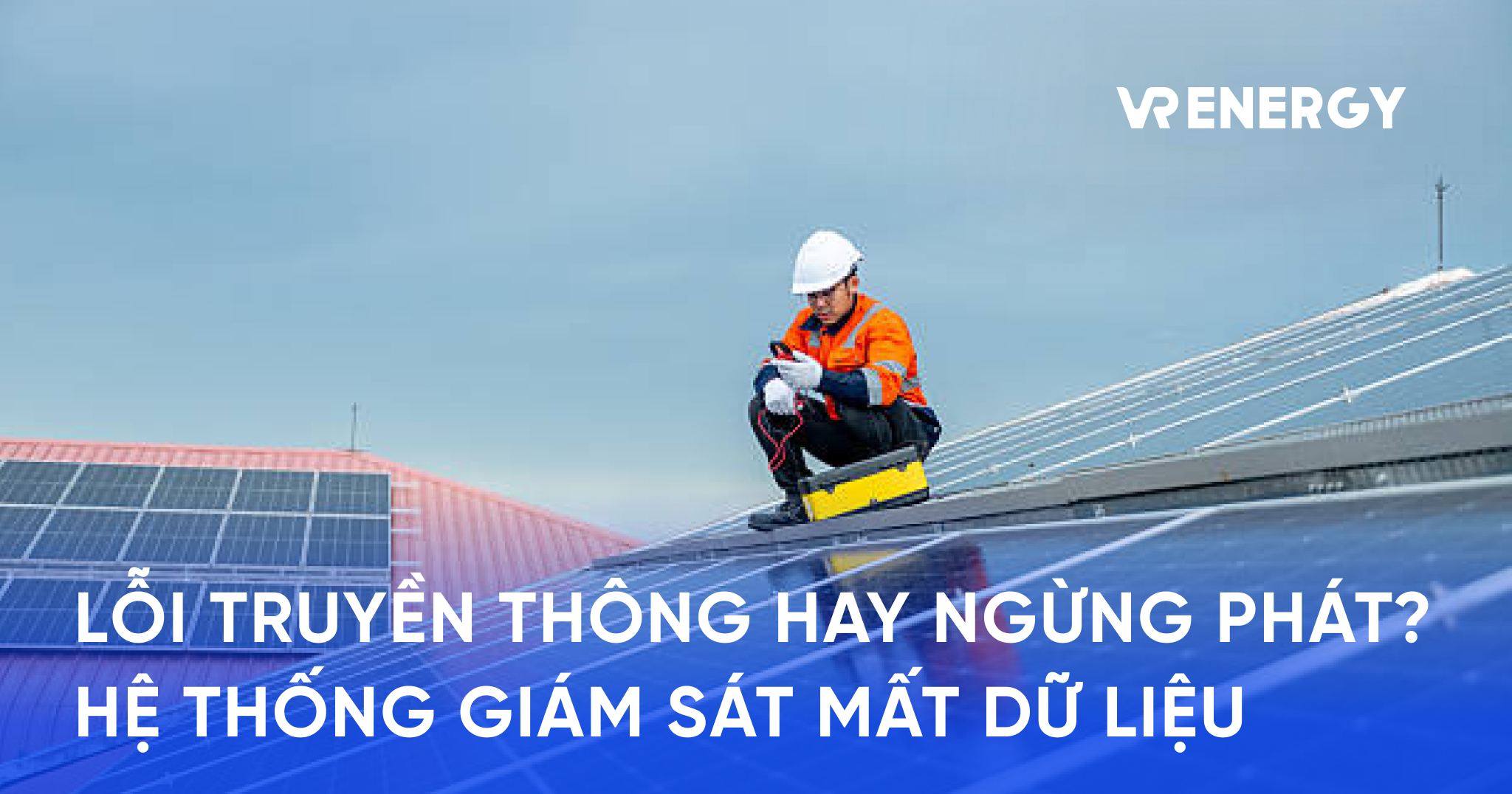 Kỹ thuật viên kiểm tra hệ thống giám sát điện mặt trời bị mất dữ liệu