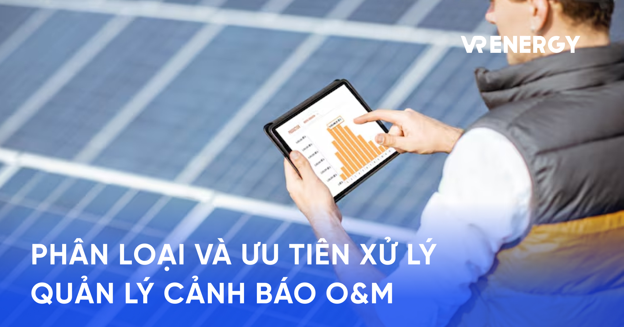Kỹ thuật viên theo dõi và phân loại cảnh báo hệ thống điện mặt trời